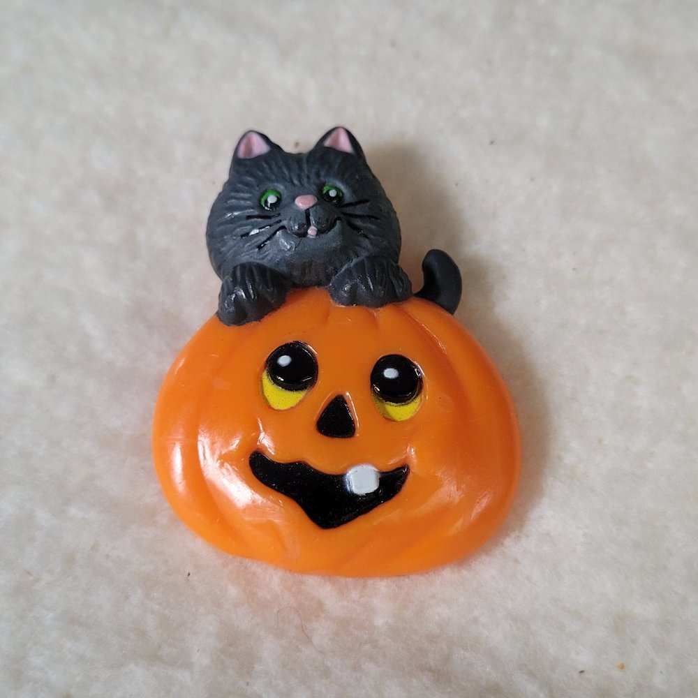 Vintage Russ Halloween Pin with Pumpkin and Cat, In good condition